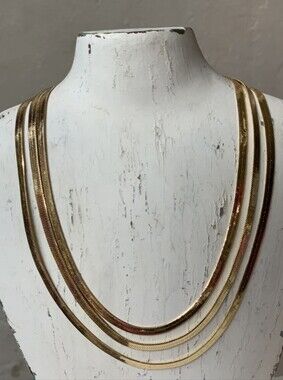NECKLACE

￼

￼

￼

POSH JEWELRY CO. TRIPLE STRAND SNAKE CHAIN NECKLACE
